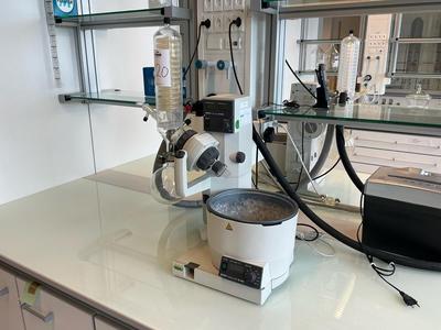 Immagine panoramica di Büchi Rotavapor R-205 rotary evaporator with heating bath